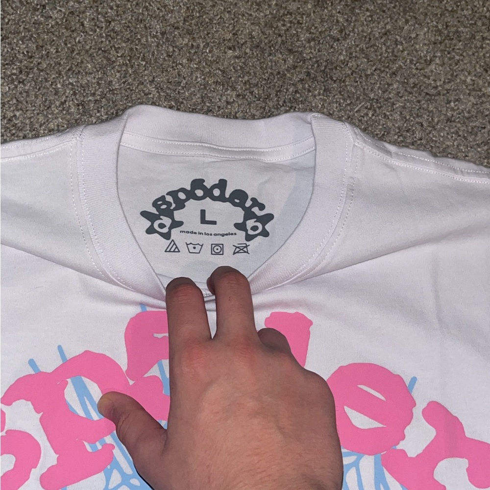 White and pink sp5der og baby tee white